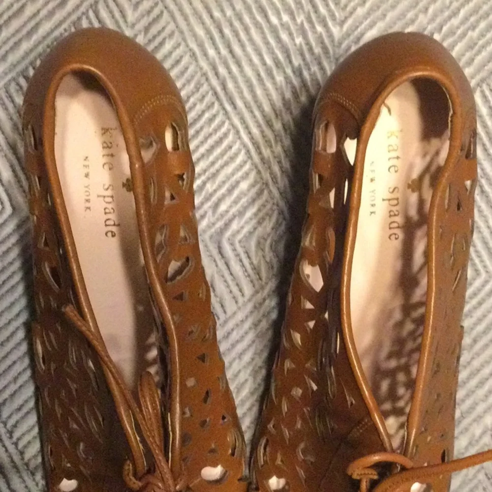 kate spade  size 9 brown laser cut leather 3.75” heels for women - Picture 3 of 9